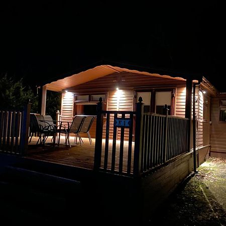 Stunning 4-Bedroom Cabin With Hot Tub In Beattock! Luaran gambar