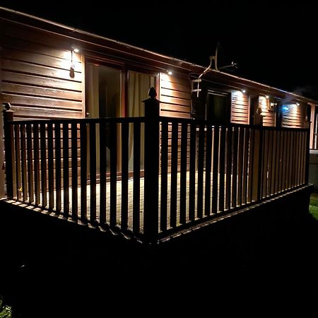 Stunning 4-Bedroom Cabin With Hot Tub In Beattock! Luaran gambar