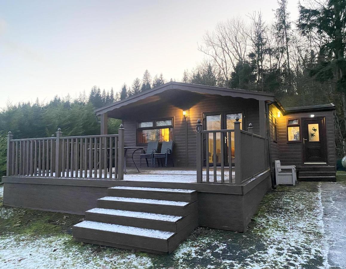 Stunning 4-Bedroom Cabin With Hot Tub In Beattock! Luaran gambar