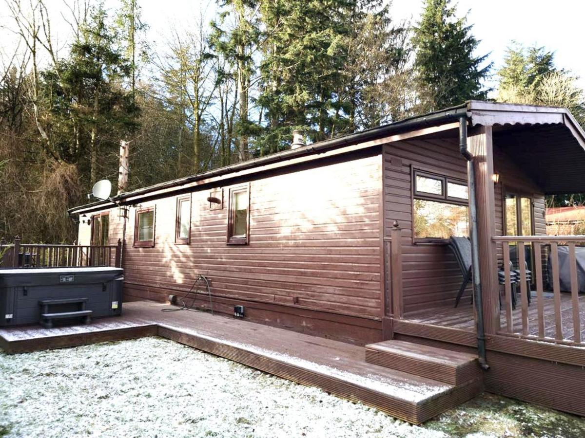 Stunning 4-Bedroom Cabin With Hot Tub In Beattock! Luaran gambar