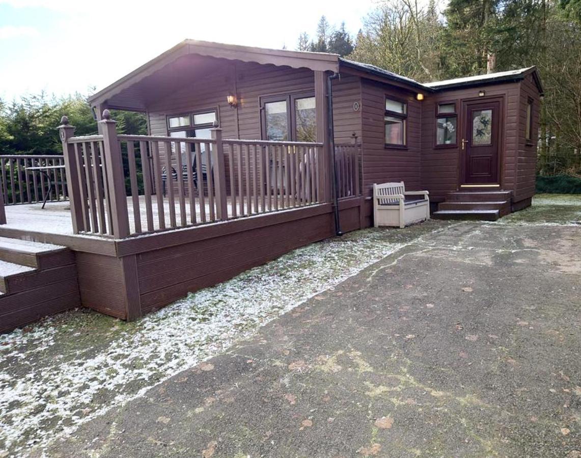 Stunning 4-Bedroom Cabin With Hot Tub In Beattock! Luaran gambar