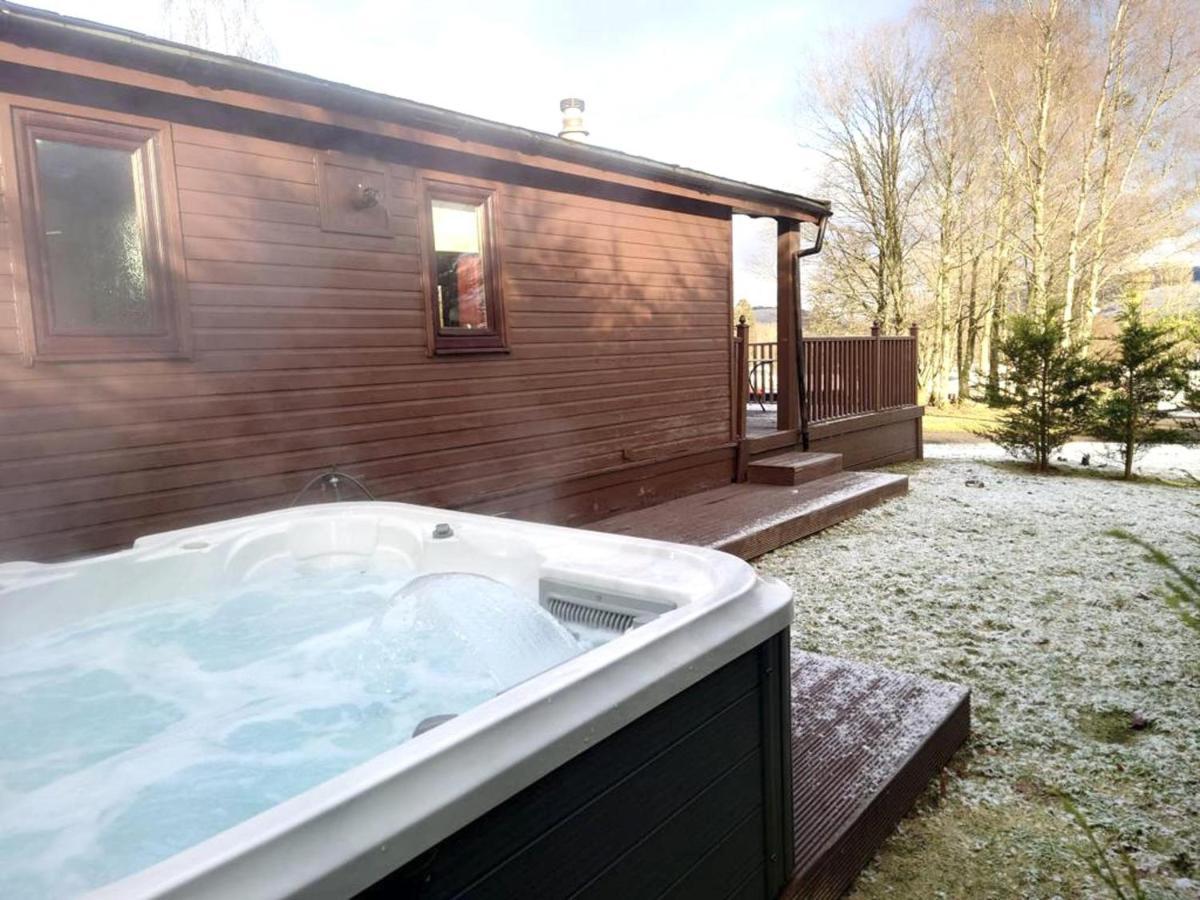 Stunning 4-Bedroom Cabin With Hot Tub In Beattock! Luaran gambar