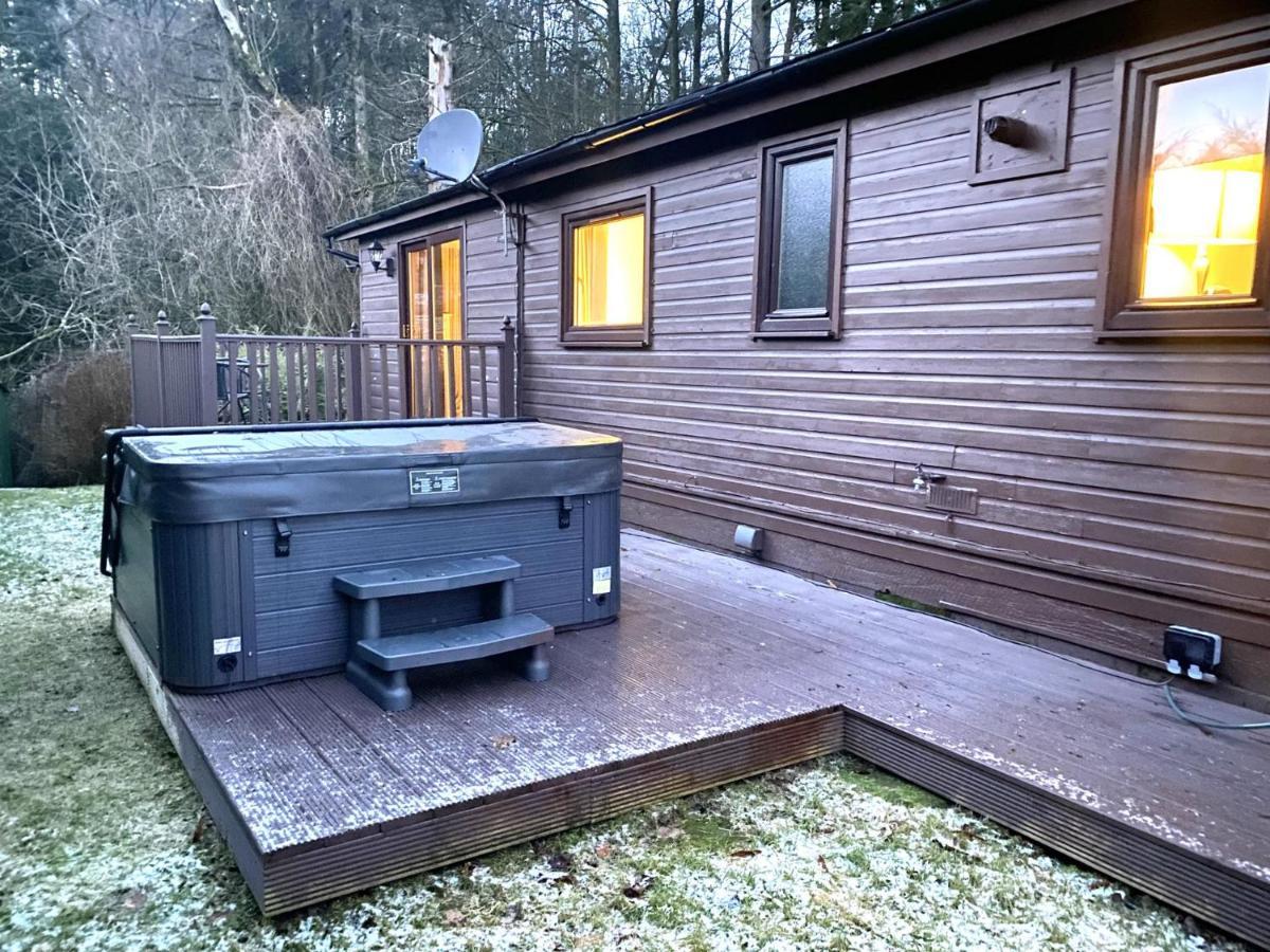 Stunning 4-Bedroom Cabin With Hot Tub In Beattock! Luaran gambar