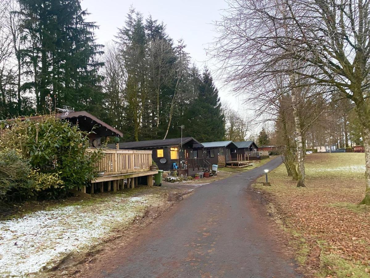 Stunning 4-Bedroom Cabin With Hot Tub In Beattock! Luaran gambar