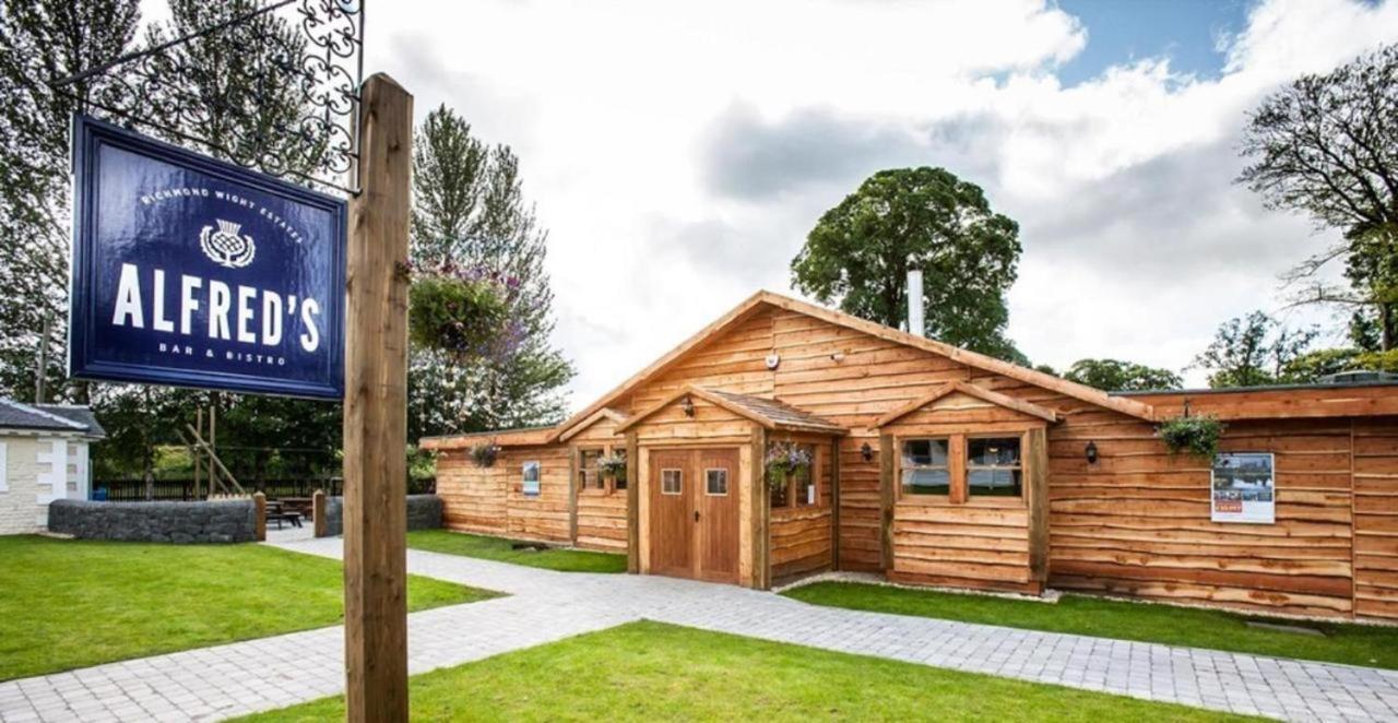 Stunning 4-Bedroom Cabin With Hot Tub In Beattock! Luaran gambar