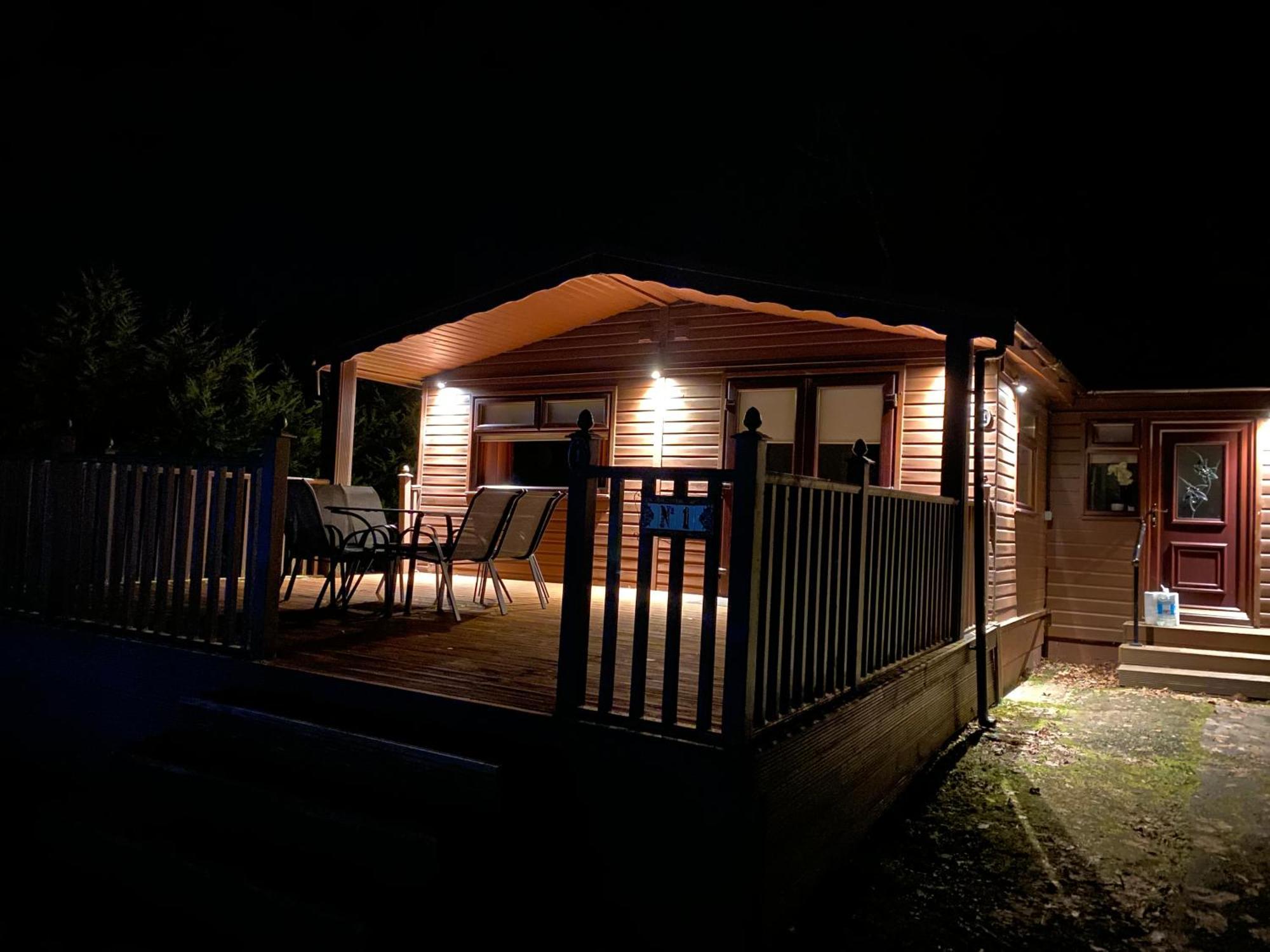 Stunning 4-Bedroom Cabin With Hot Tub In Beattock! Luaran gambar