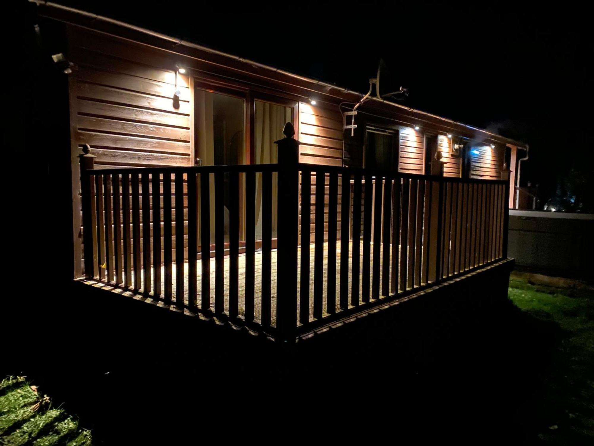 Stunning 4-Bedroom Cabin With Hot Tub In Beattock! Luaran gambar