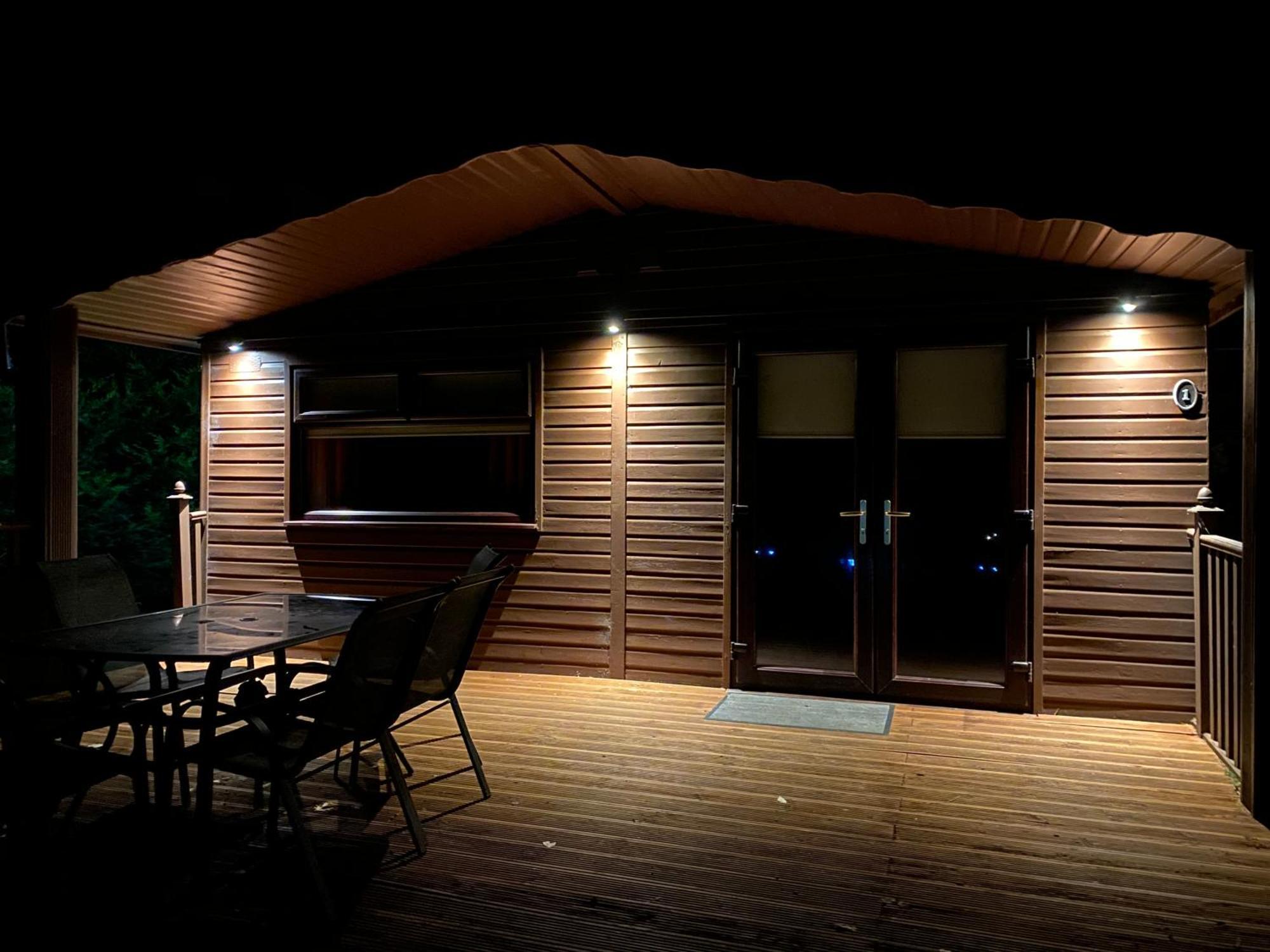 Stunning 4-Bedroom Cabin With Hot Tub In Beattock! Luaran gambar